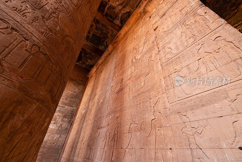 埃及文化埃及荷鲁斯神庙的象形文字墙