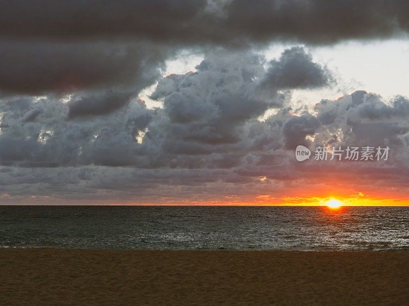 在佛罗里达的旅游圣地迈阿密海滩，太阳从大西洋地平线上冉冉升起，开始了新的一天