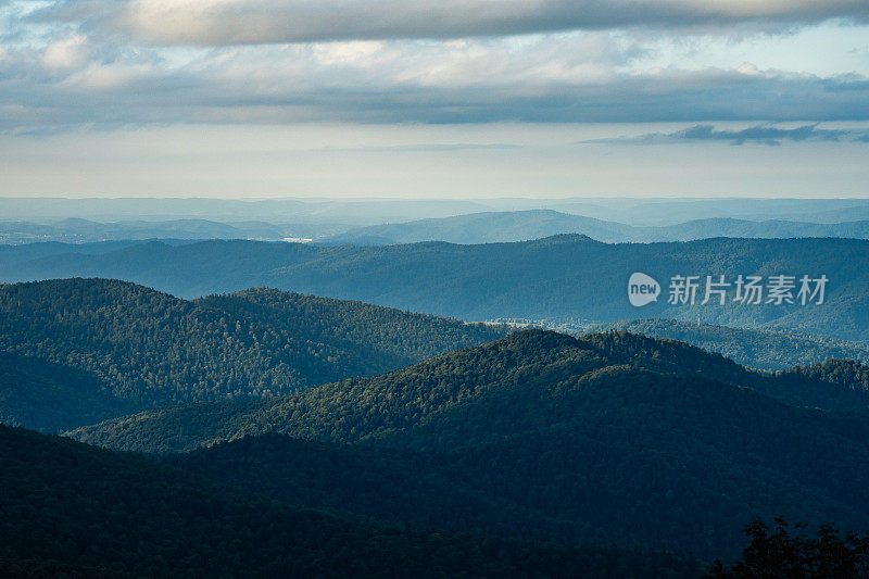 蓝天下有雾的山谷和山脉的美景