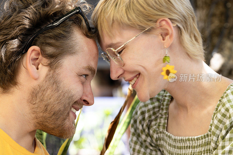 幸福的年轻夫妇的特写肖像看着对方，背景与复制空间