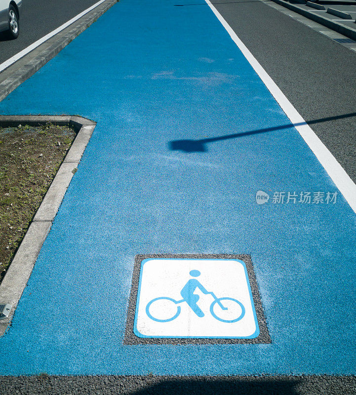 指示自行车道的道路标记