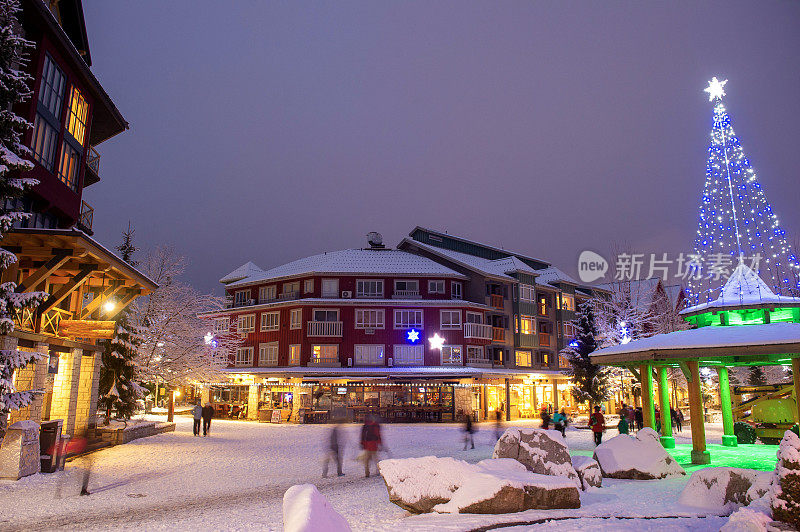 冬季滑雪小镇的夜景