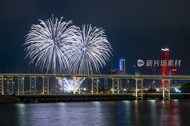 海滨城市庆祝新年节日烟花表演