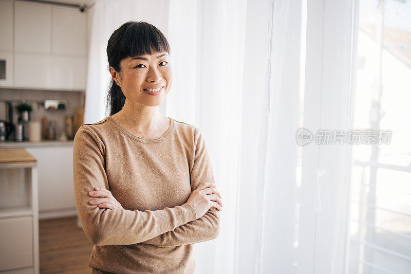 站在窗后的日本中年妇女画像