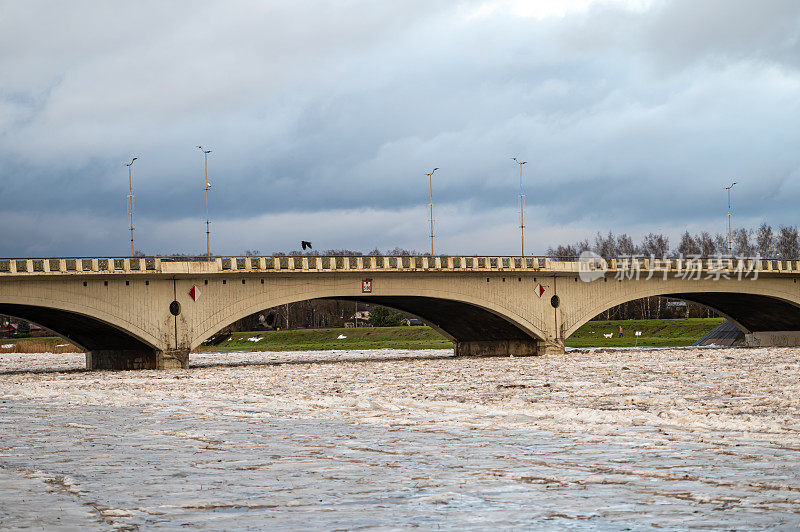 在耶尔加瓦的道路交通桥附近，列卢佩河上有大量的冰。
