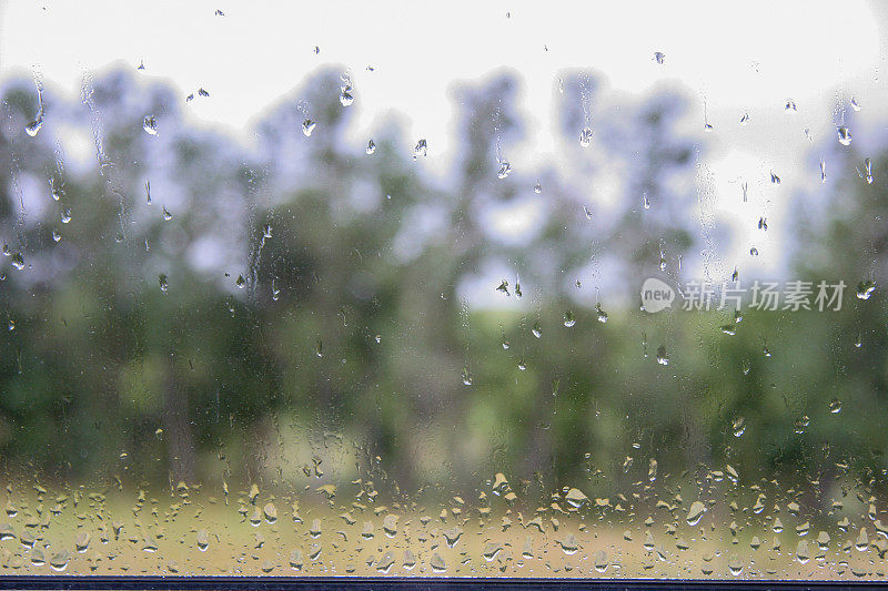 冰岛地区窗外的景色，雨滴落在玻璃上