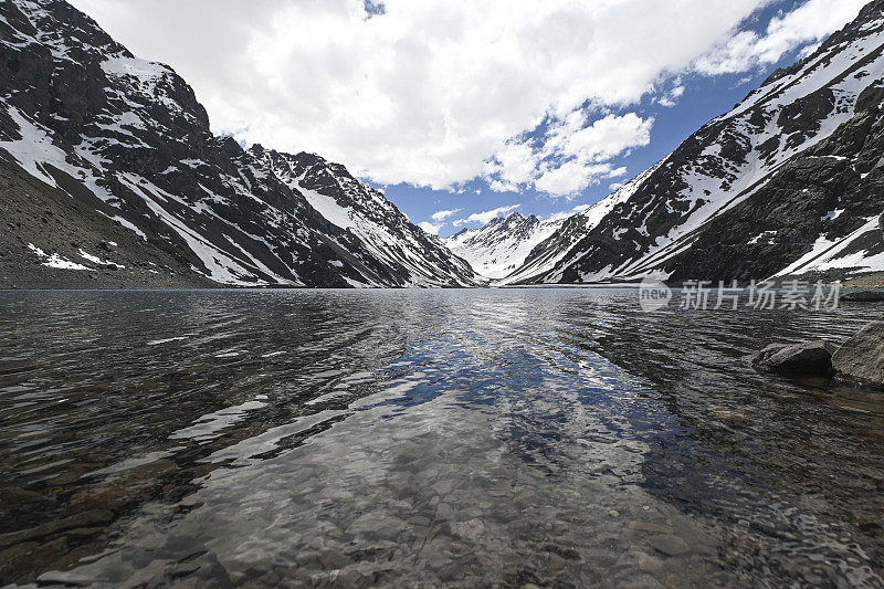 印加湖是智利科迪勒拉地区的一个湖泊，靠近阿根廷边境。该湖位于波蒂略地区