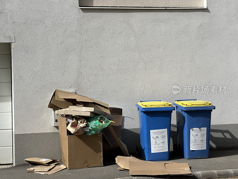 街上的垃圾桶和纸盒