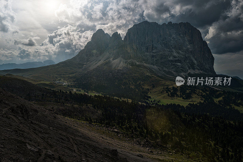 意大利白云岩的夏季景观:萨索伦戈