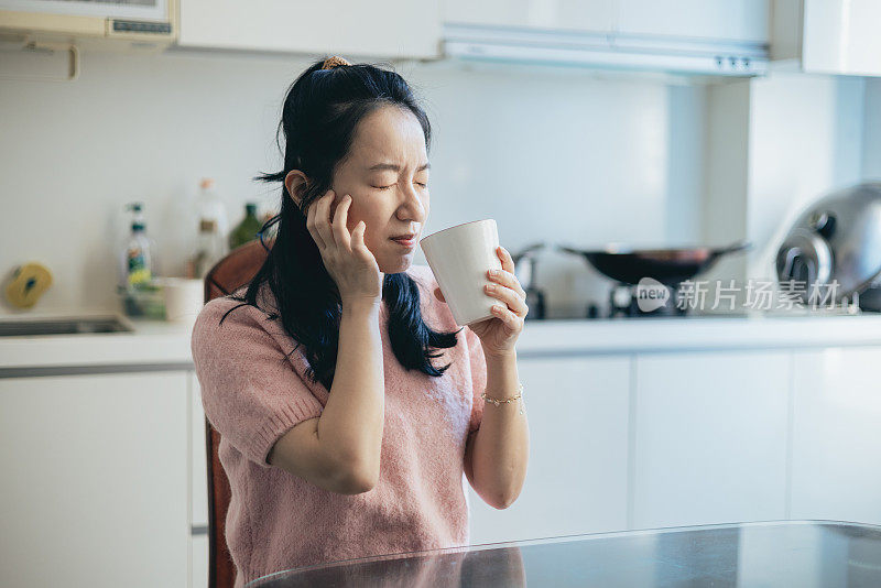 女人喝冷水，牙齿敏感，感觉疼痛