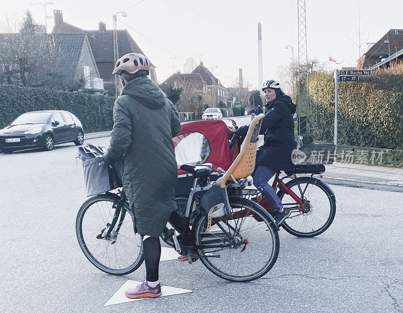 在丹麦哥本哈根骑自行车