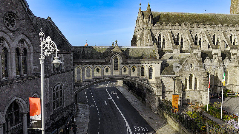 道路上的石桥，鸟瞰爱尔兰都柏林的基督教堂大教堂，拥挤的市中心，建筑物和交通，都柏林市中心，鸟瞰爱尔兰都柏林，爱尔兰的热门旅游目的地