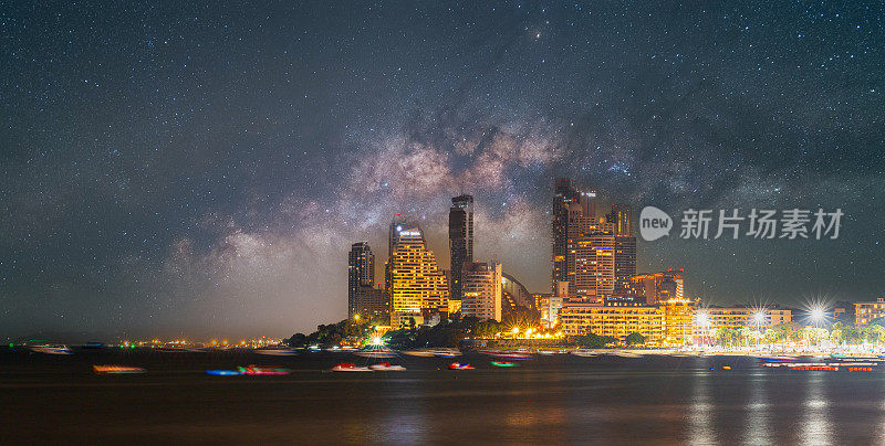 泰国芭堤雅，黄昏时分和午夜时分的海湾和摩天大楼。芭堤雅市以海上运动和夜生活娱乐而闻名。