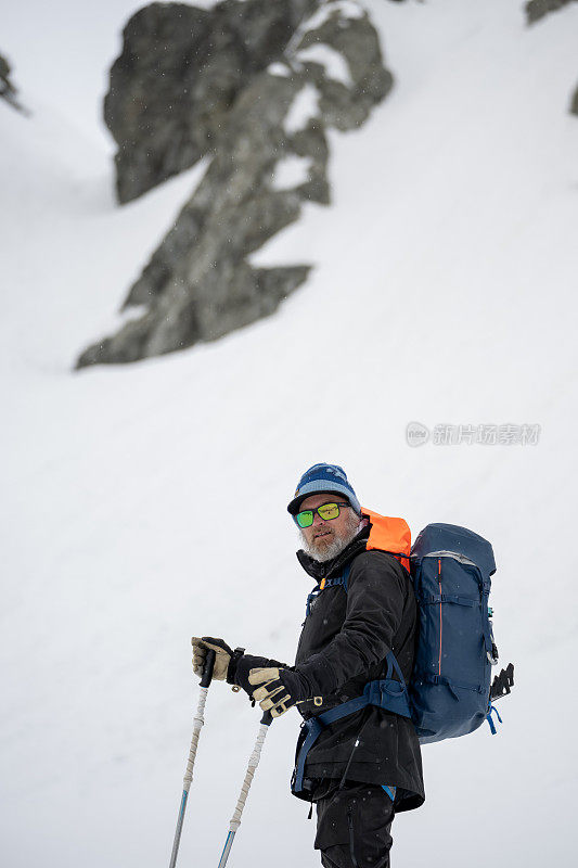 山区滑雪者的肖像