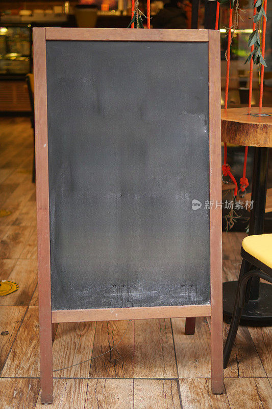 咖啡馆门前的空木黑板模型