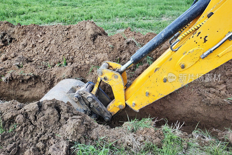 施工挖掘机挖浅槽供电线或电缆使用。