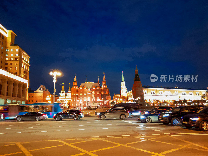 莫斯科市中心-几百米的红场(在历史博物馆(旧建筑)和克里姆林宫的塔楼和墙后面)