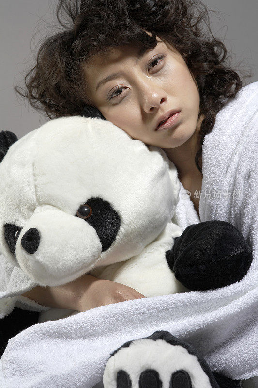 年轻女子抱着玩具熊猫
