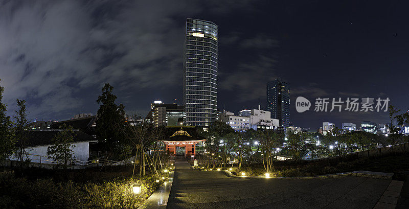 东京夜晚霓虹灯摩天大楼和宝塔照亮了日本港区的全景