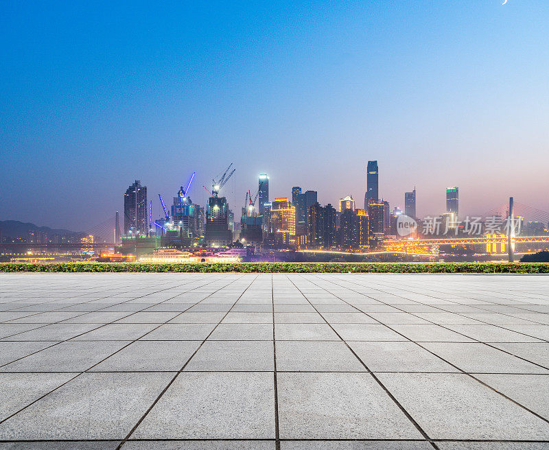 夜晚的重庆，空荡荡的楼层和现代化的城市天际线