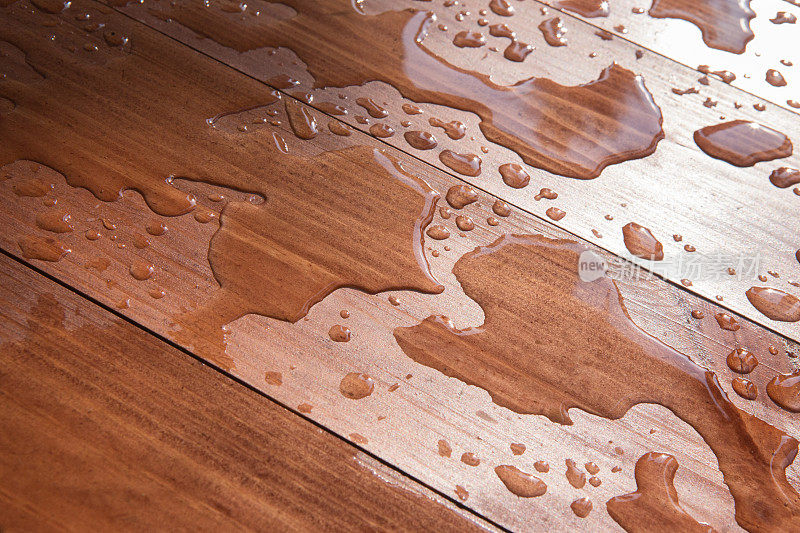 水滴在木板上