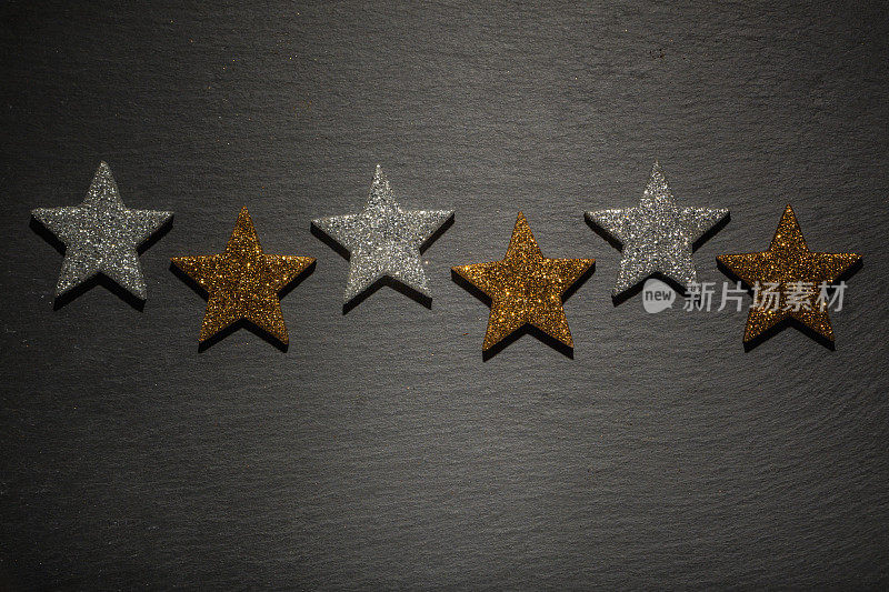 六颗银色和金色的星星排成一列