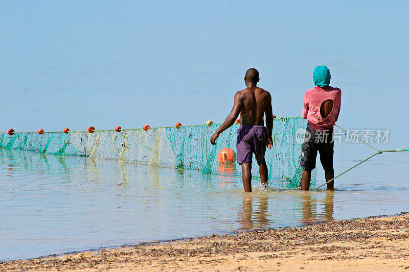 拿着渔网的莫桑比克渔民