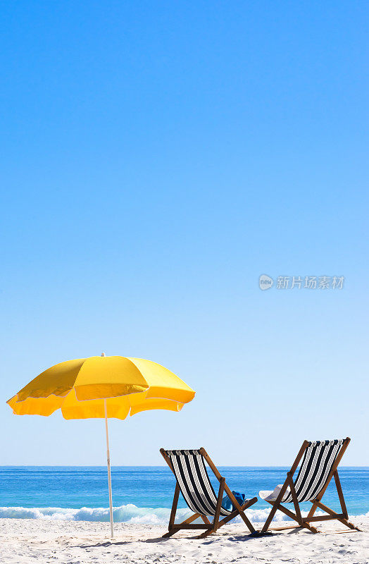 帆布躺椅在海滩