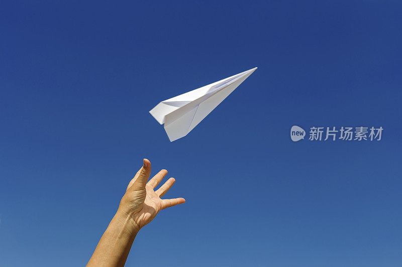 扔纸飞机。
