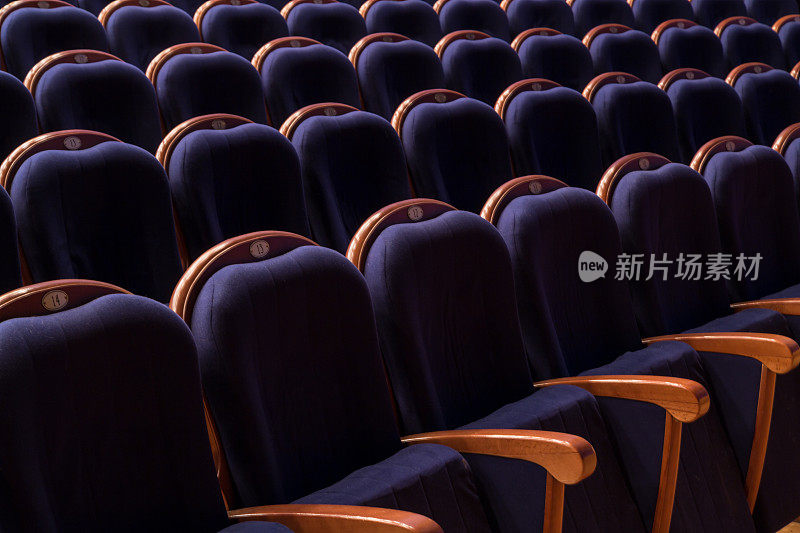 剧院或电影院礼堂里的蓝色椅子