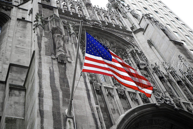 纽约圣托马斯教堂上的美国国旗