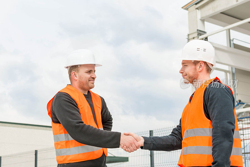 工头和建筑工人握手