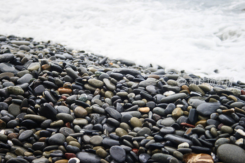 海滩上光滑的岩石