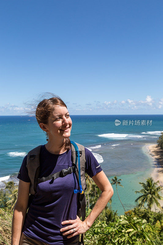 卡拉劳小道上的女人，纳帕利海岸州立公园，考艾岛