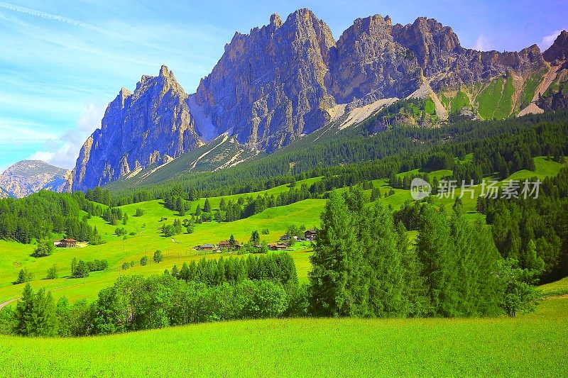 白云石阿尔卑斯村，绿色草地，科尔蒂纳日出，南泰洛