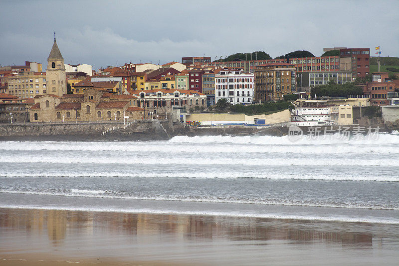 圣洛伦索海滩和城市景观Gijón，阿斯图里亚斯，西班牙