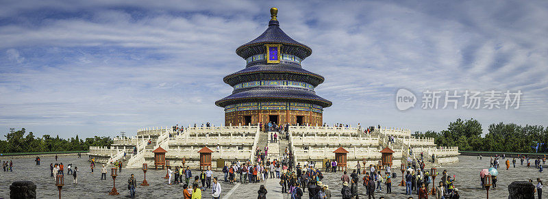中国成群的游客参观北京天坛宝塔