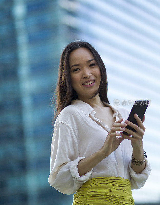 亚洲华人商务女性与手机