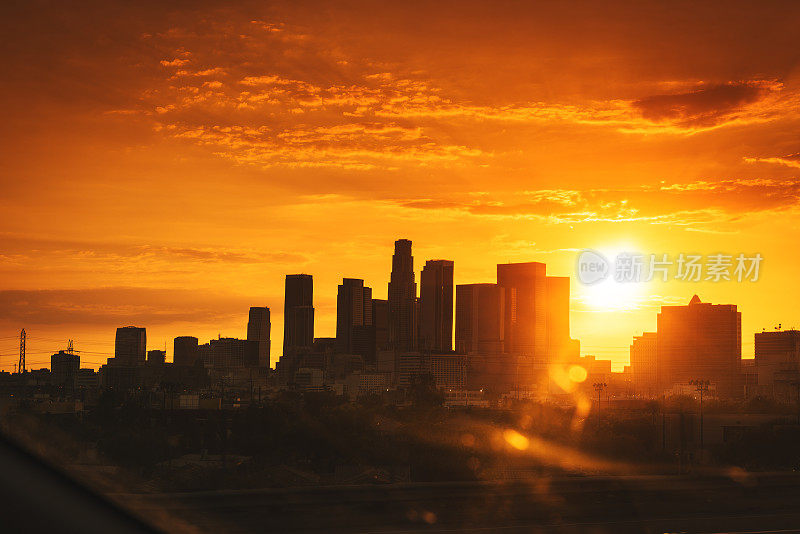 日落时洛杉矶市中心的天际线
