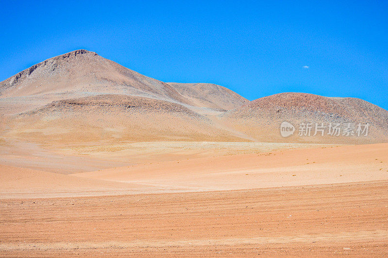 沙漠背景与蓝天形成对比