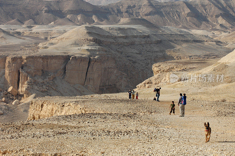 在以色列内盖夫沙漠徒步旅行