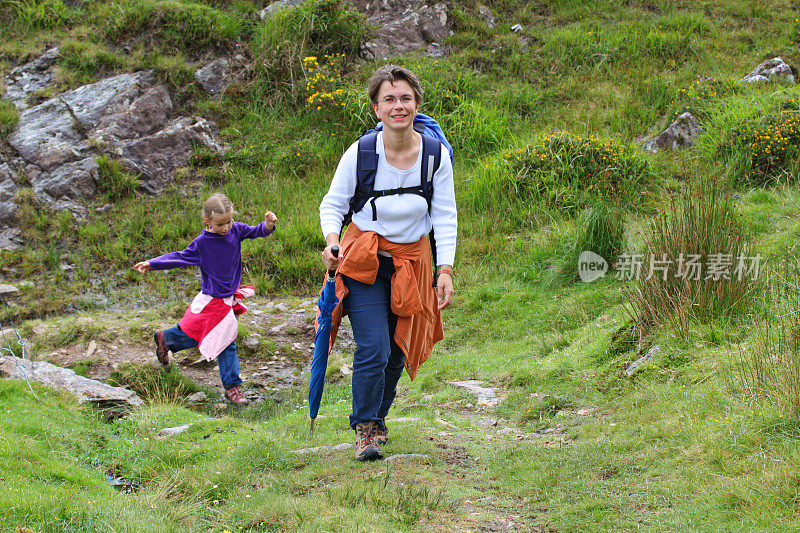 爱尔兰家庭徒步旅行(母亲和女儿)