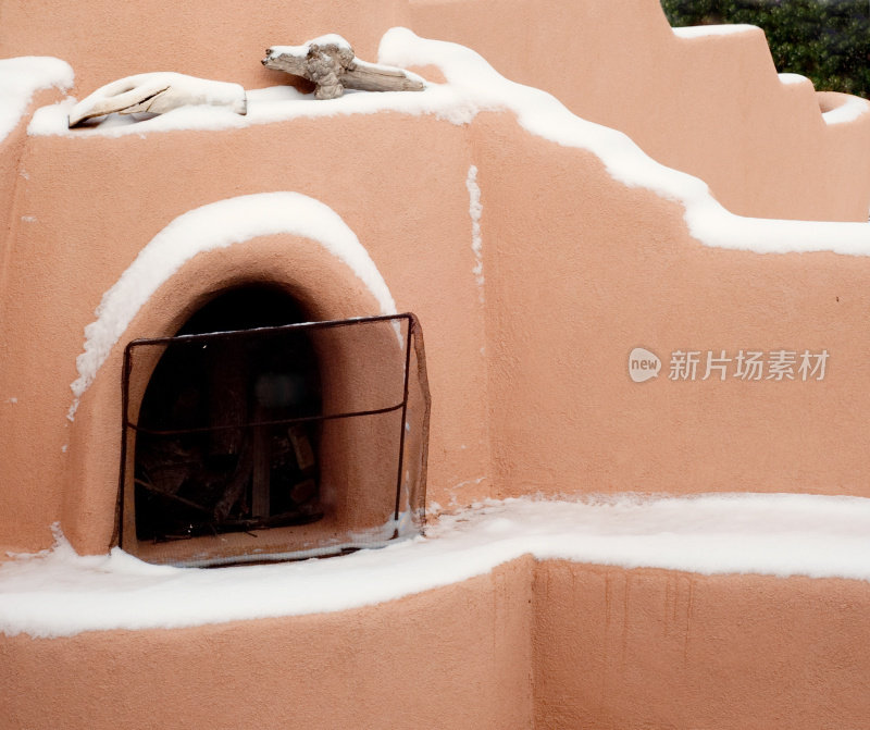 壁炉-泥砖庭院在雪