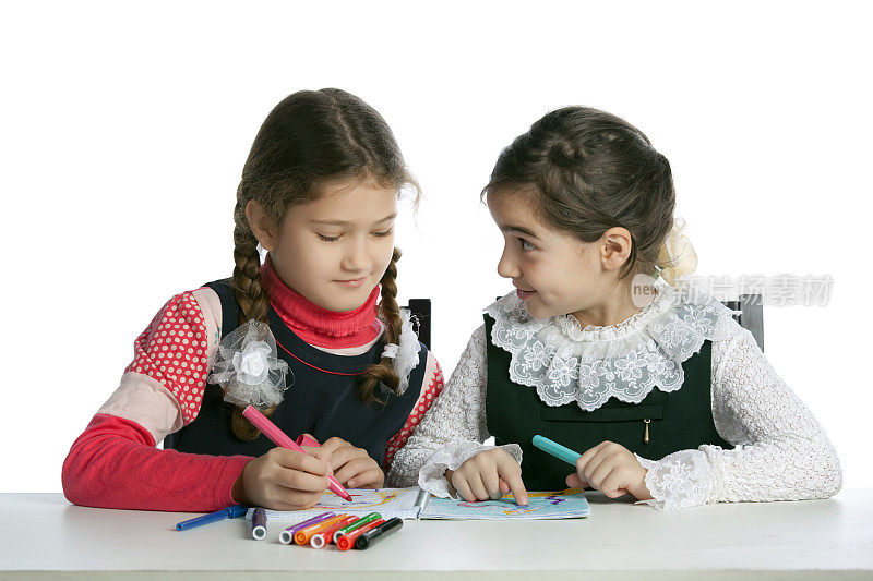 两个小女孩在谈论画画