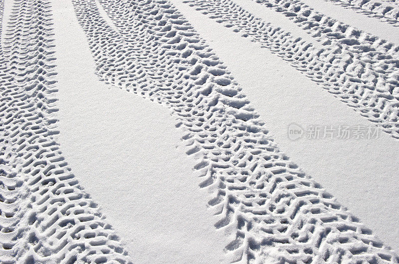 雪地里的拖拉机