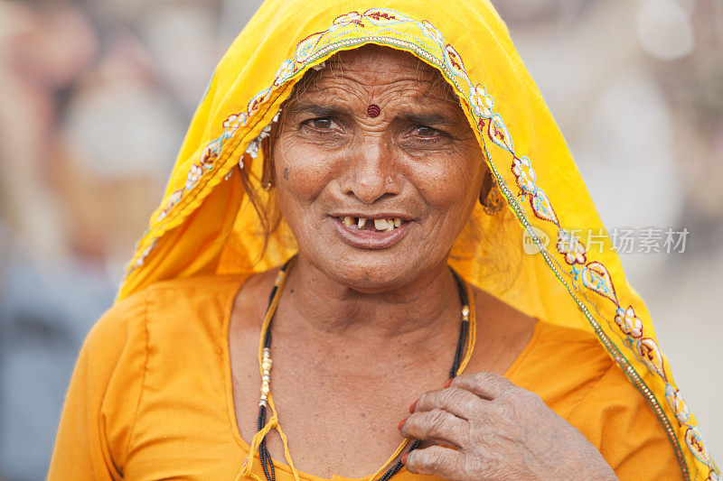 印度普什卡，穿着黄色衣服的印度老妇人。