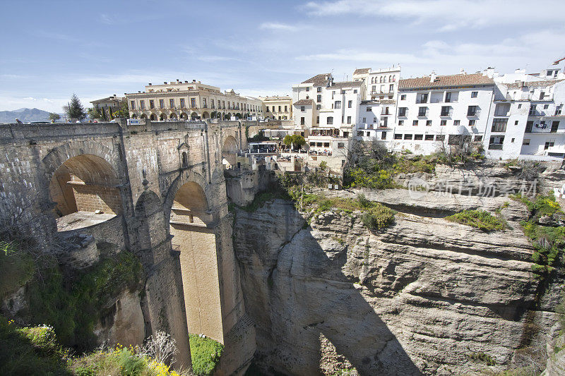 西班牙安达卢西亚的隆达村和古桥。