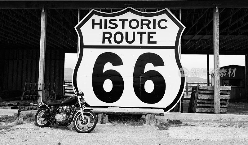 老式摩托车，加州66号公路。黑色和白色