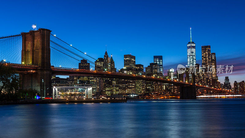 布鲁克林大桥和曼哈顿的夜晚，纽约市
