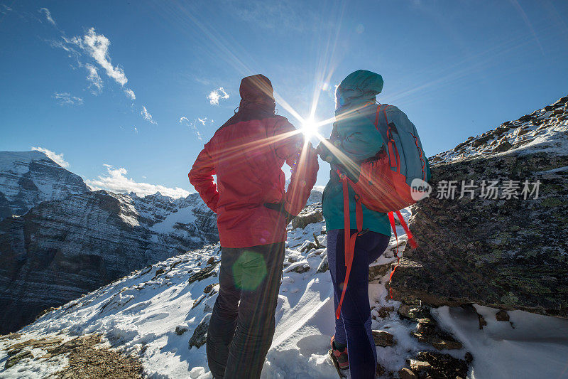 徒步旅行者在看壮观的雪山景色